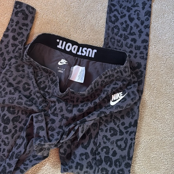 Nike Leopard Leggings - Picture 2 of 4